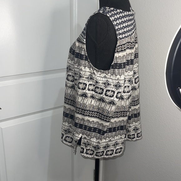 Lucky Brand Short Sleeve Blouse. - Picture 4 of 6